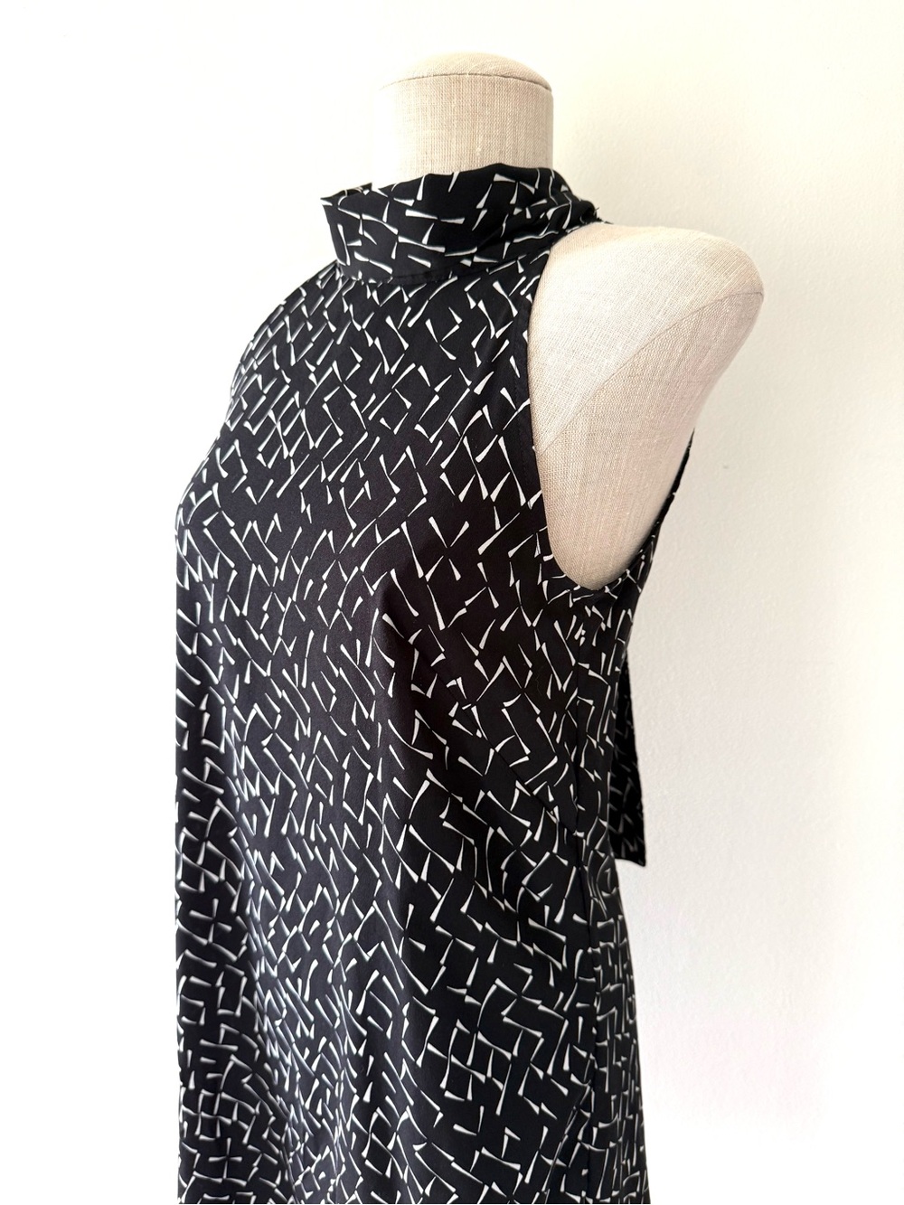 Banana Republic Black White Abstract Geometric Print Tie-Neck Halter Shift Dress - Picture 4 of 12